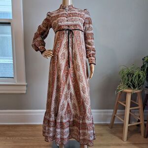 Vintage 1970s Floral Gown Maxi Dress Prairie Cottagecore Victorian Neckline 12